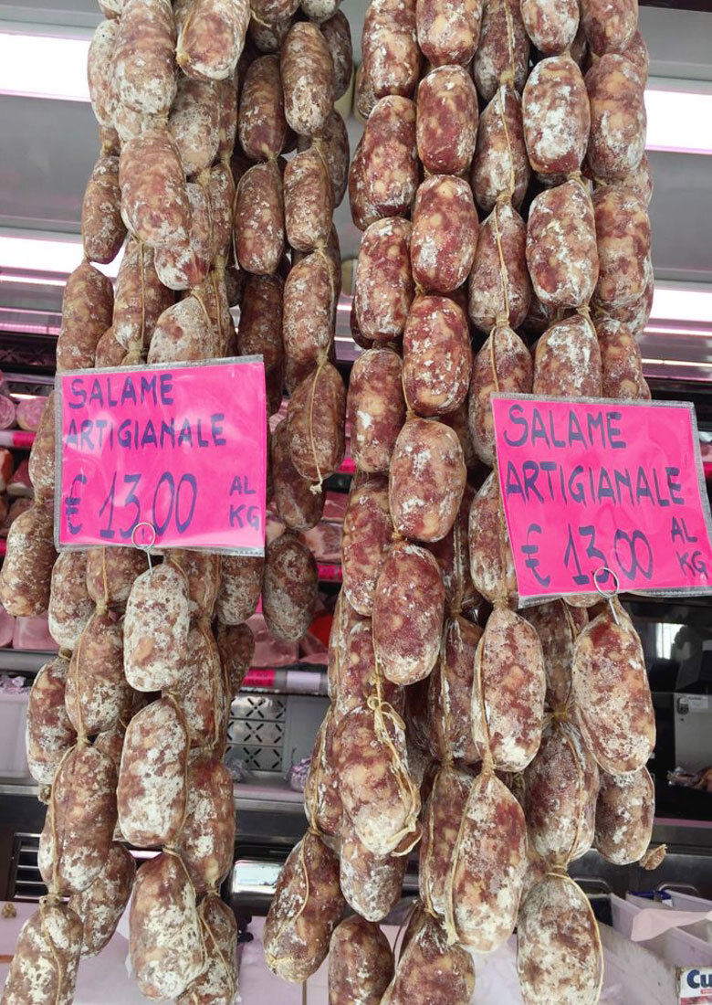 Salami auf dem Markt im Piemont